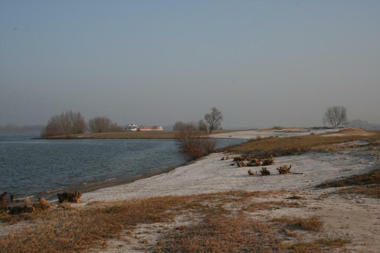Unique Place On The River Waal Heerewaarden Exterior photo